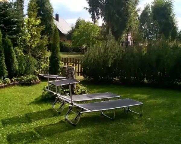 Domek Mazury nad jeziorem Kisajno koło Giżycka na szlaku Wielkich Jezior Mazurskich. 
