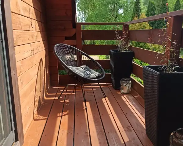 Domek Mazury nad jeziorem Kisajno koło Giżycka na szlaku Wielkich Jezior Mazurskich. 
