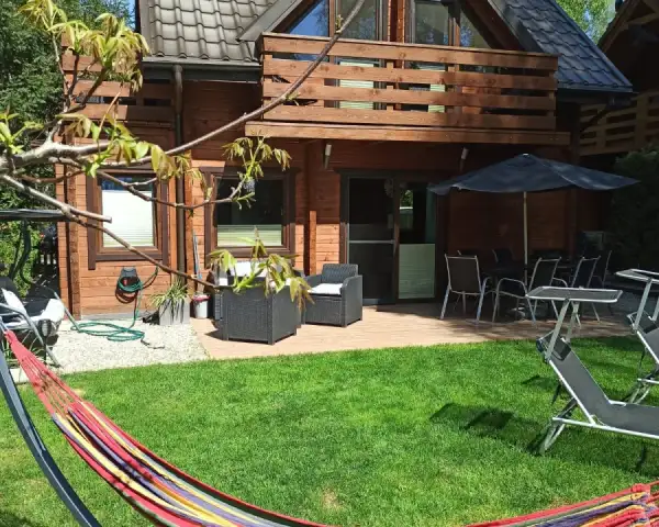 Domek Mazury nad jeziorem Kisajno koło Giżycka na szlaku Wielkich Jezior Mazurskich. 