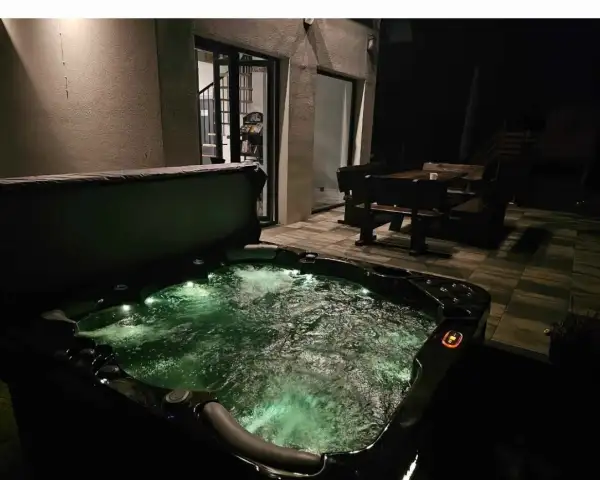 Domek w Słonecznikach/ jacuzzi / plac zabaw / góry / obiekt psiolubny 