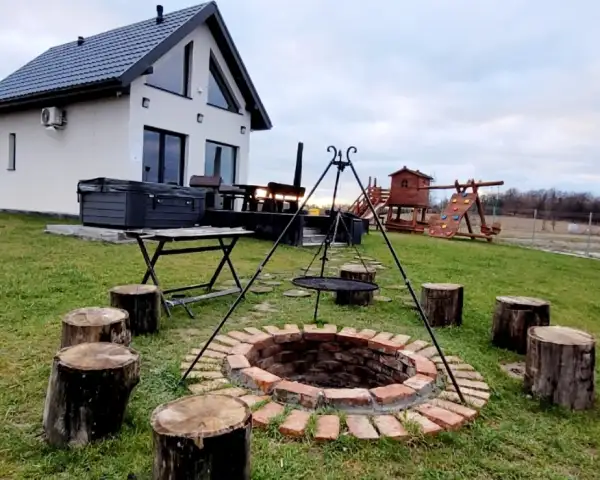 Domek w Słonecznikach/ jacuzzi / plac zabaw / góry / obiekt psiolubny 