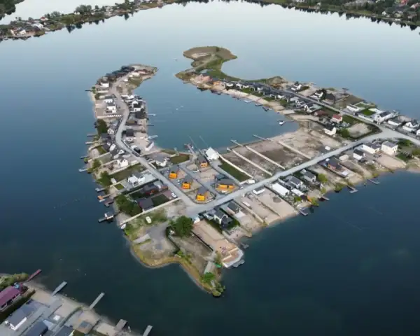 Piaskowa Zatoka jezioro &SPA domki z prywatną plażą I mariną 