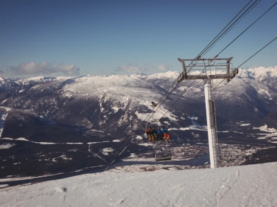 Najlepsze noclegi przy stokach narciarskich - jak wybrać idealny obiekt?