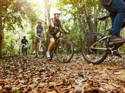 Noclegi dla osób aktywnych: co wybrać, jeśli planujesz rowery, trekking lub kajaki?